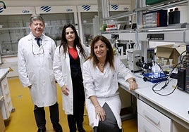 Enrqiue Rodríguez Castellón (left), María Cruz López Escalante (centre) and Olga Guerrero (right) were among the researchers who took part in the study.