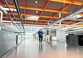 Mayor Juanjo Ruiz Joya walks through the market with the councillor for urban planning.