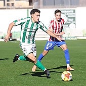 Antequera's Javi Antón progresses with the ball during Sunday's match.