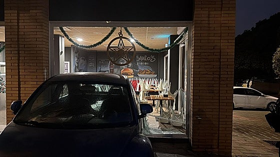 Malaga ram-raid burglars flee on foot after car gets stuck and leave wallet behind