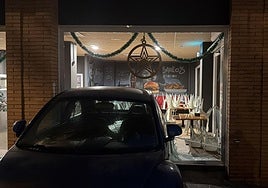 Malaga ram-raid burglars flee on foot after car gets stuck and leave wallet behind