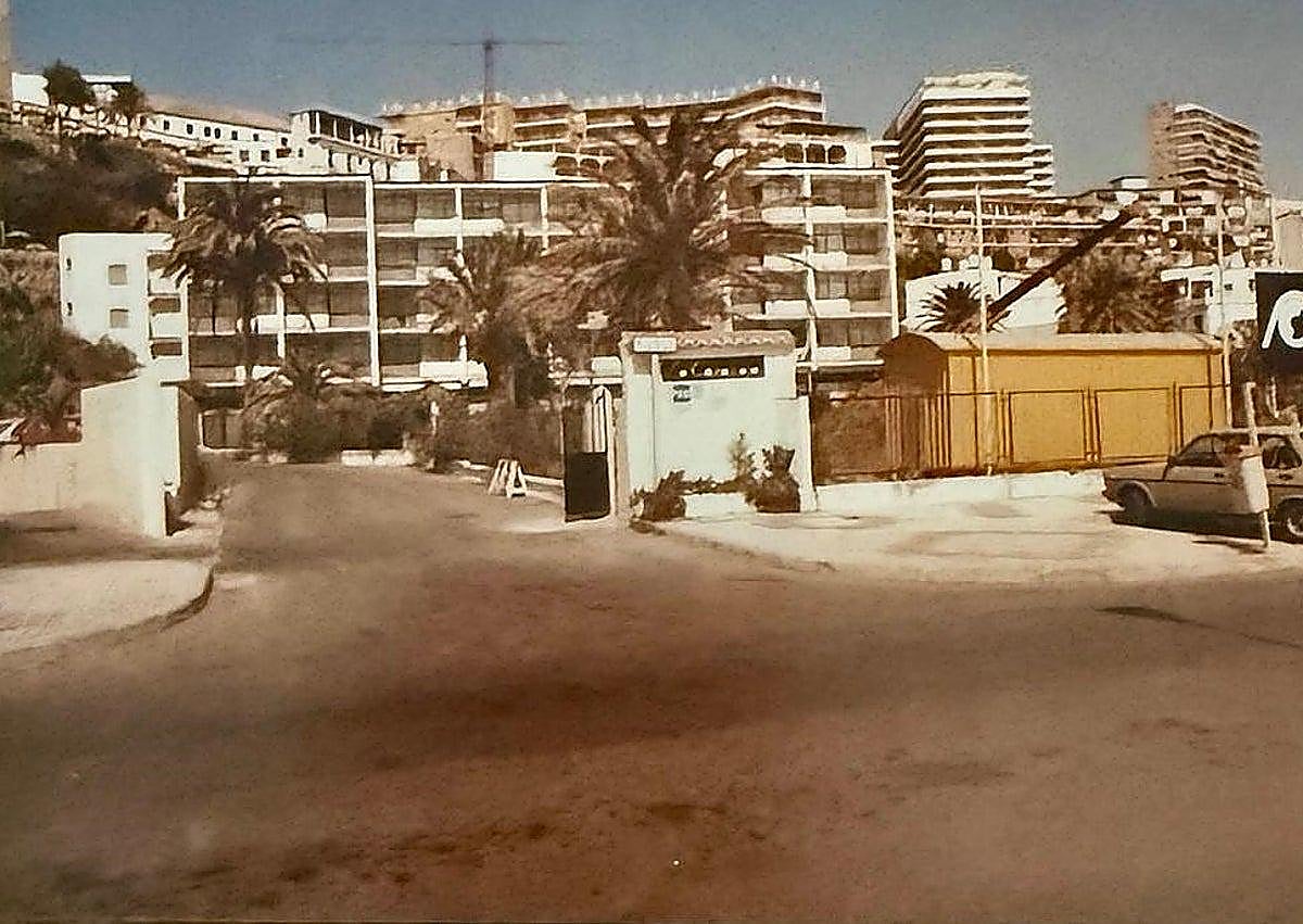 Imagen secundaria 1 - Preparing the land for the construction of the apartment complex, La Caracola Hotel and part of the marketing leaflet.