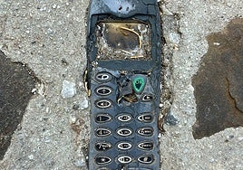 Image of the Nokia phone embedded in the pavement in El Borge.