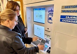 Mayor Ana Mula and councillor Isabel González try a kiosk.