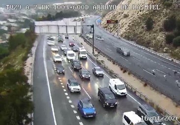 UPDATE: Lorry breakdown on A-7 motorway triggers traffic jams between Torremolinos and Benalmádena