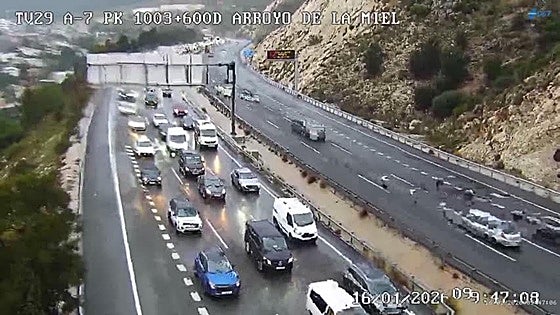 UPDATE: Lorry breakdown on A-7 motorway triggers traffic jams between Torremolinos and Benalmádena