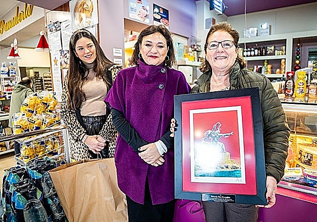 The mayor (c) during her visit to the bakery to congratulate Rosi.