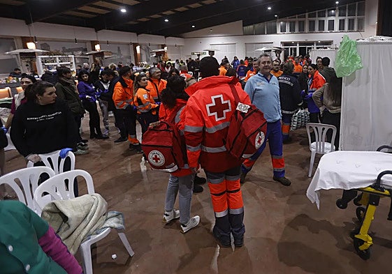 Workers provide victims' close ones with support following Adamuz train accident.