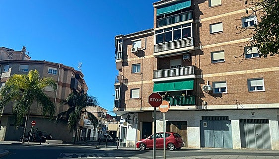 Man falls from a third floor and lands on a pergola on Granada's Costa Tropical