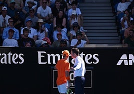 Alejandro Davidovich Fokina talks to the chair umpire to complain about the behaviour of four fans shown in the picture who behaved unacceptably in the stands.