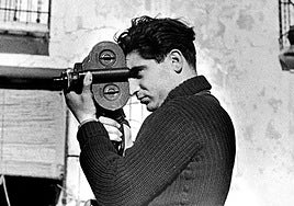 Image of Robert Capa taken by his partner Gerda Taro in 1937.
