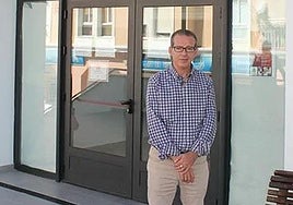 Salido in front of the social welfare offices when he was in charge of this department.