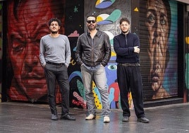 Gustavo Sánchez Cabrera and Miguel 'Mississipi' Martínez from Radio Crooner, with artist Diego Cacamut.