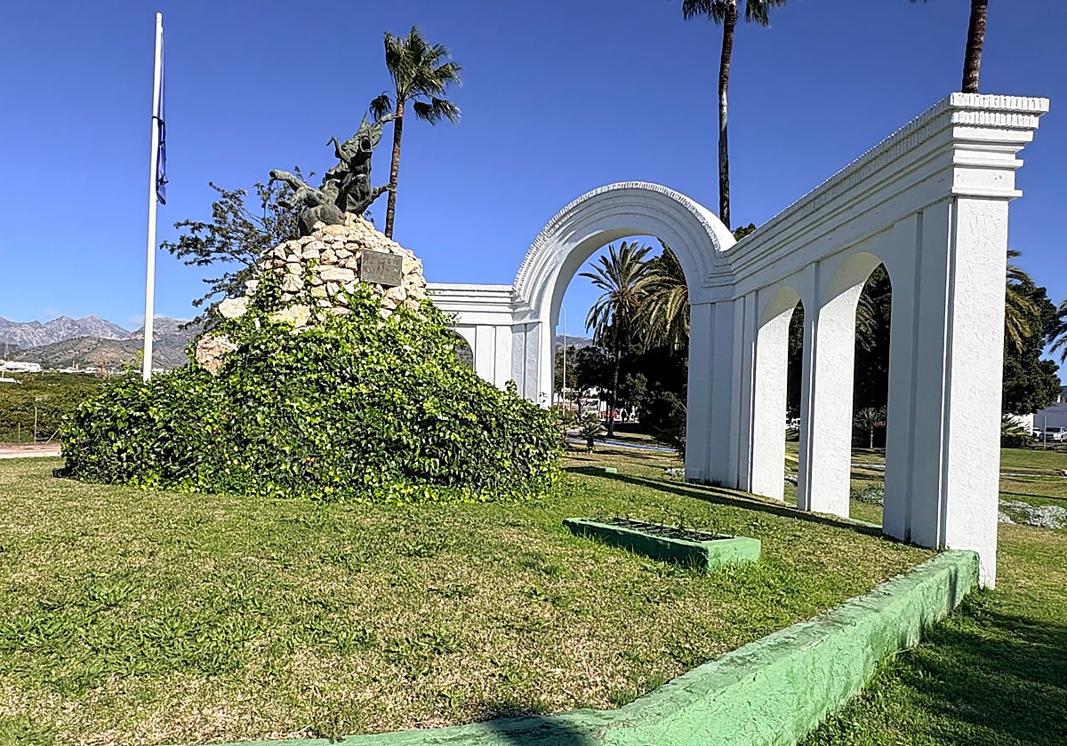 Nerja’s bronze giant marks 40 years as Spain’s first tribute to EEC