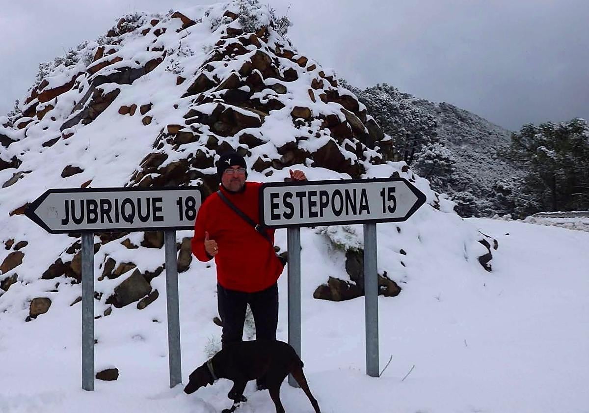 Imagen principal - Snow in the Sierra Bermeja, Protección Civil in Estepona and the view of La Maroma from Malaga.