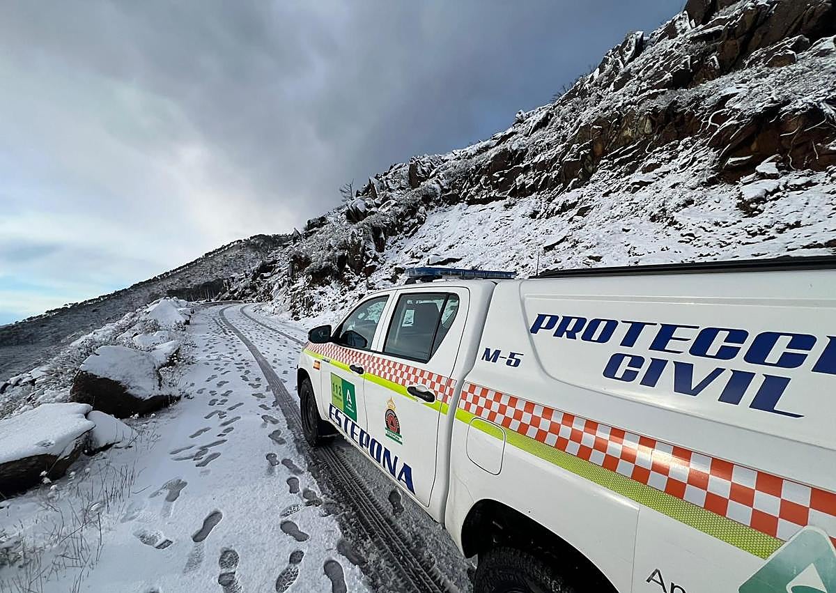 Imagen secundaria 1 - Snow in the Sierra Bermeja, Protección Civil in Estepona and the view of La Maroma from Malaga.
