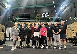 A group of seniors during an exercise class in the gym in Salobreña.