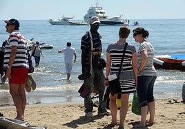 Under normal conditions, two years of proven residence in the country are needed to obtain a residence permit. In the meantime, many migrants try to make a living out of activities such as street vending.