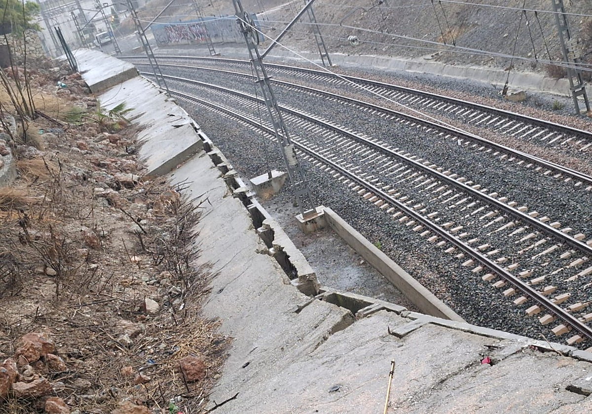 Firefighters warn wall could collapse on Malaga Cercanías train line