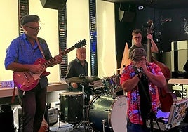 The Blue Stompers Jump Review to perform in Benalmádena.