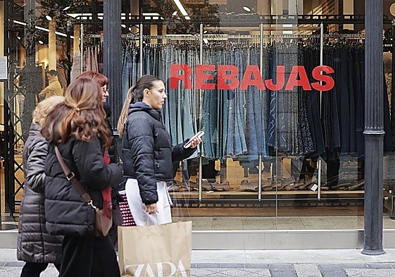 City shoppers: consumer spending is boosting the Spanish economy.