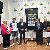Alba holding the cheque at the presentation in Torre del Mar