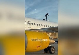 Image of the man on top of the Vueling plane at Valencia airport.