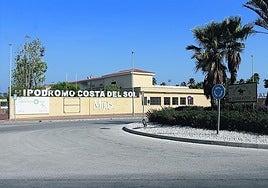 The facility meets the necessary conditions to accommodate horses and other animals.