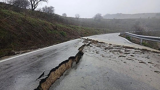 Multiple roads closed across Malaga as landslides and floods hit