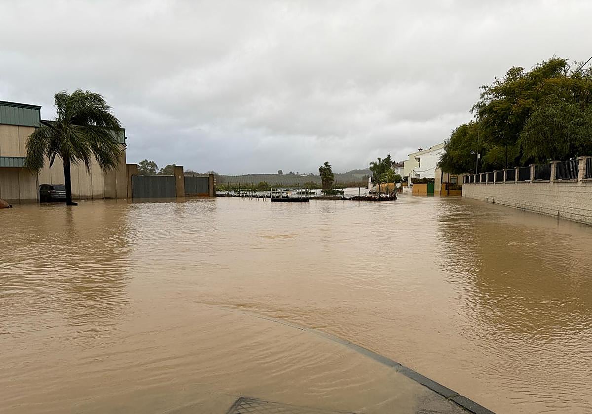 Imagen principal - Isolated by water: inside El Secadero’s 'Ground Zero' as floods cut off 1,500 residents