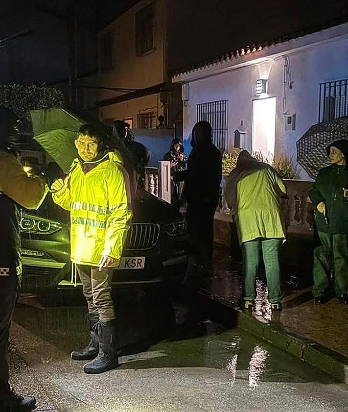 Imagen secundaria 2 - Isolated by water: inside El Secadero’s 'Ground Zero' as floods cut off 1,500 residents