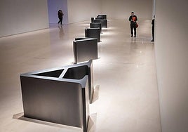 The 'A' of Antígona heads this work by Elena Asins, which updates the Greek myth through the word turned into sculpture.