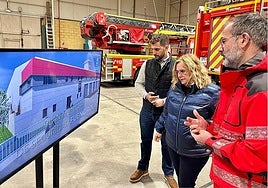 Mayor Ana Mula (c), with councillor José Luis Ponce (l) and fire chief Julián Bueno (r).