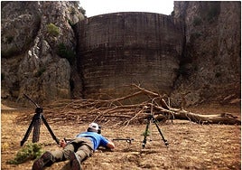 Filming on foot at the Presa de los Caballeros of the docuseries directed by José Luis Matoso.