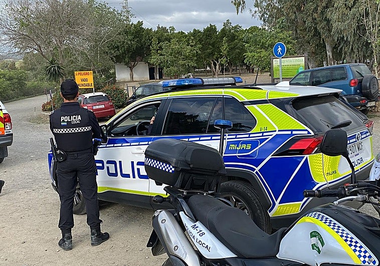 Mijas police arrest five and issue 74 drug reports in massive security sweep