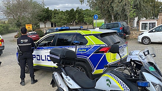 Mijas police arrest five and issue 74 drug reports in massive security sweep