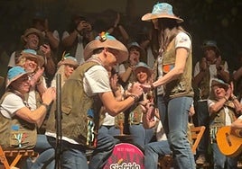 Álvaro Silva, on one knee, places the engagement ring on his girlfriend Thalia Boza's finger at the Teatro del Carmen in Vélez-Málaga, during the Carnival competition.