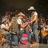 Álvaro Silva, on one knee, places the engagement ring on his girlfriend, Thalia Boza, at the Teatro del Carmen in Vélez-Málaga, during the Carnival competition, this past Friday.