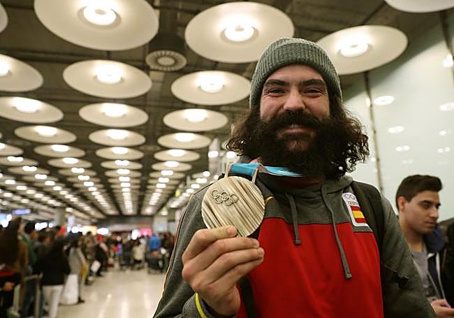 Regino Hernández with his bronze medal in Pyeongchang in 2018.