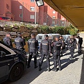 Police deployed at the eviction of the Vistamar hotel in Benalmáderna Costa, part of Operation Target