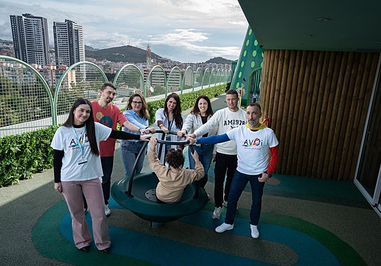 From left to right, volunteer Paula Simón, little Eloy's father and mother, oncologist Laura García Hidalgo, Candela's father and mother, and AVOI volunteer Diego Briales.