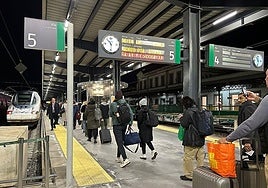 Travellers boarding the train at Granada station.