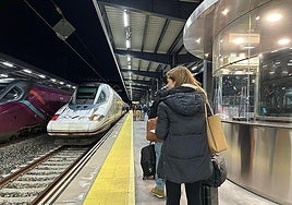 Passengers ready to catch the AVE train to Granada after recovering connections...