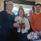 Leila Bayandor Lawson receiving the award on Sunday with the mayor of Riogordo, Antonio Ales.