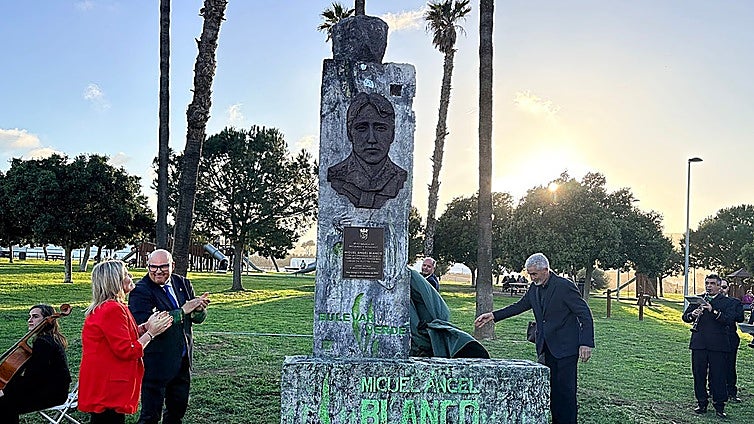 Green area and sculpture inaugurated in Vélez-Málaga in memory of councillor killed by ETA