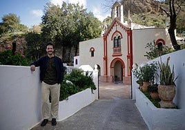José Antonio García poses at the entrance to the Ermita de la Fuensanta, in Pizarra.