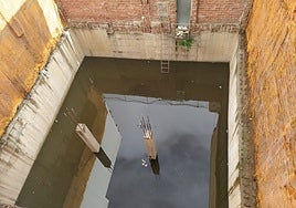 An abandoned building site full of water on Calle Bailén has become a breeding ground for mosquitoes in Malaga city.