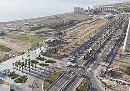 Work to extend Malaga's western promenade, with the Vicen-Playa beach bar in the frame.