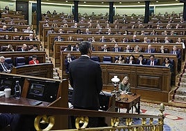 The President of the Government, Pedro Sánchez (back), responds to the leader of the PP, Alberto Núñez Feijóo, during the government control session.