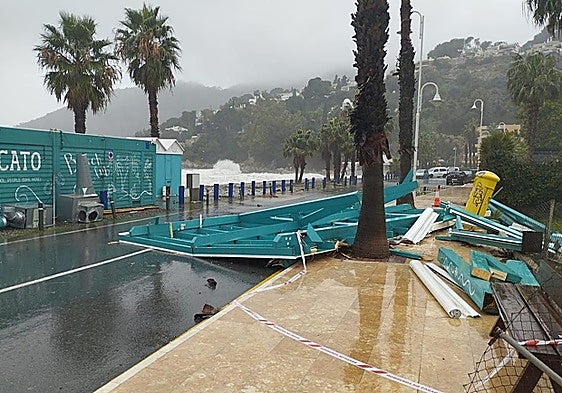 A beach in Almuñécar during of of this year's storms
